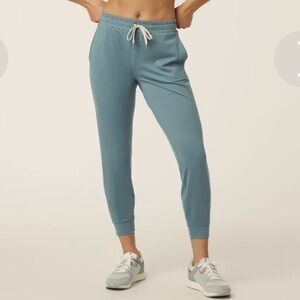 Vuori performance joggers in blue smoke seaglass S